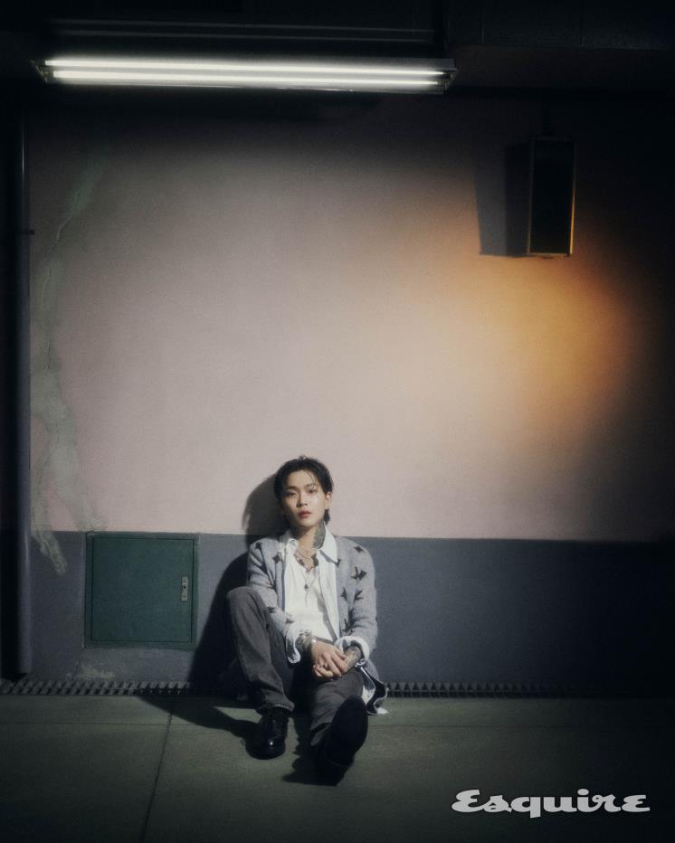 민소매, 셔츠, 스타일리스트 소장품. 카디건 생 로랑 by varca. 팬츠 리바이. 레이스업 슈즈 손신발. 블랙 펜던트 네클리스 hozho. 레이어링 네클리스 스타일리스트 소장품.