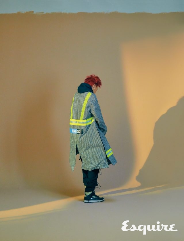 코트, 후드 집업 모두 언더커버. 바지 포스트아카이브 팩션. 운동화 꼼데가르송 × 나이키.