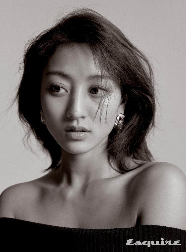 블랙 오프숄더 드레스 데이비드 코마 by 네타포르테. 실버 이어링 스타일리스트 소장품.