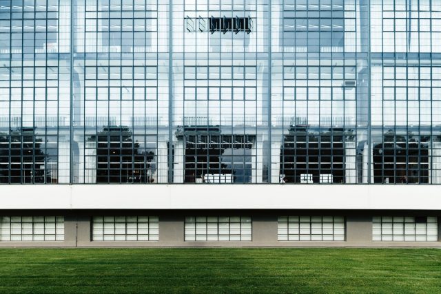 Dessau-Roßlau Bauhausgebäude / Bauhaus building (1925–26) Fassade, Architekt / architect: Walter Gropius Photo: © Tillmann Franzen, tillmannfranzen.com © VG Bild-Kunst, Bonn 2018
