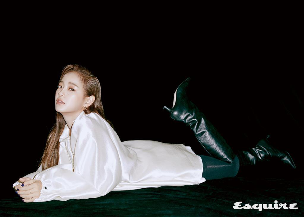 볼륨 블라우스, 쇼츠 모두 잉크. 롱부츠 레프트 라이트.