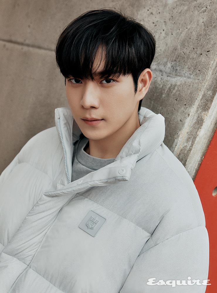 라이트 그레이 다운 재킷, 라이트 그레이 스웨트셔츠 모두 NFL.