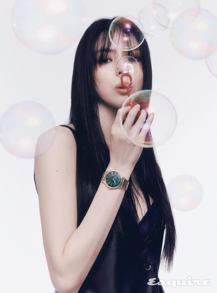 문샤인™ 골드 소재의 36mm 케이스와 메시 브레이슬릿, 말라카이트 그린 다이얼이 눈길을 끄는 드 빌 트레저 오메가. 레더 베스트 고엔제이. 슬리브리스 톱 스타일리스트 소장품.