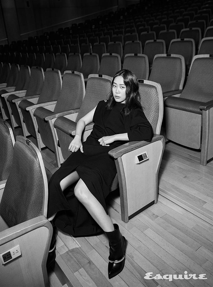 비대칭 드레스 지방시. 골드 장식 포인트 앵클부츠 알렉산더 맥퀸.