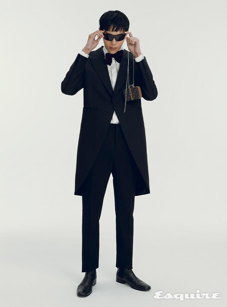 FENDI - 재킷 가격 미정, 셔츠 가격 미정, 팬츠 100만원대, 카드 케이스 100만원대, 보타이 40만원대 모두 펜디. 선글라스 20만원대 오클리. 부츠 에디터 소장품.