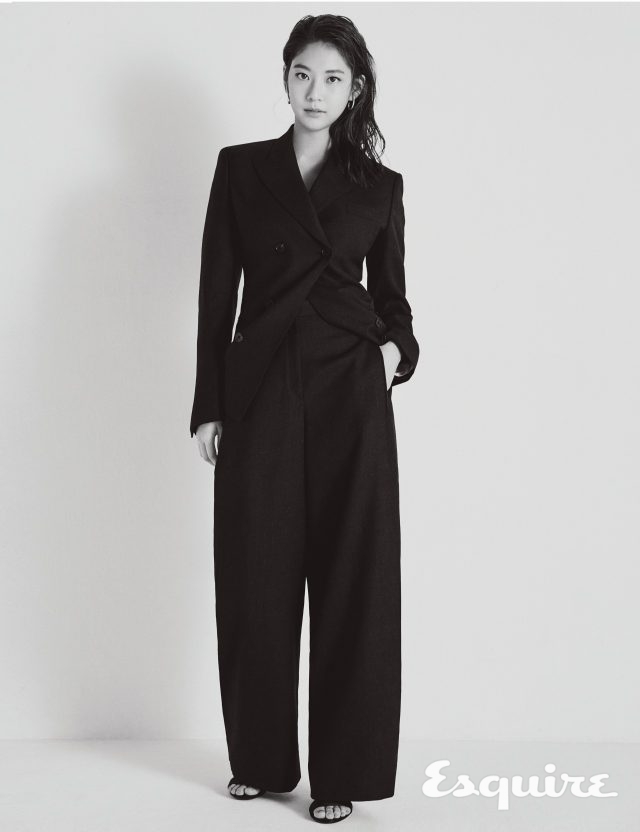 재킷, 팬츠, 신발 모두 살바토레 페라가모. 귀걸이 르비에르.