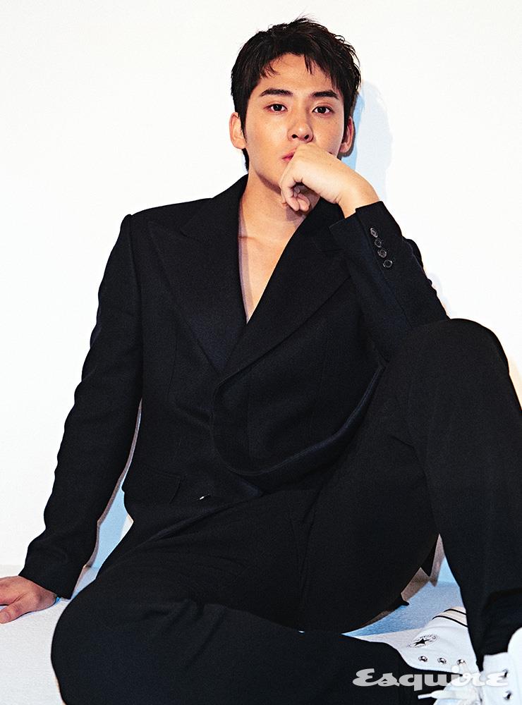 더블브레스트 재킷 코케트 스튜디오. 팬츠 스타일리스트 소장품. 스니커즈 컨버스.