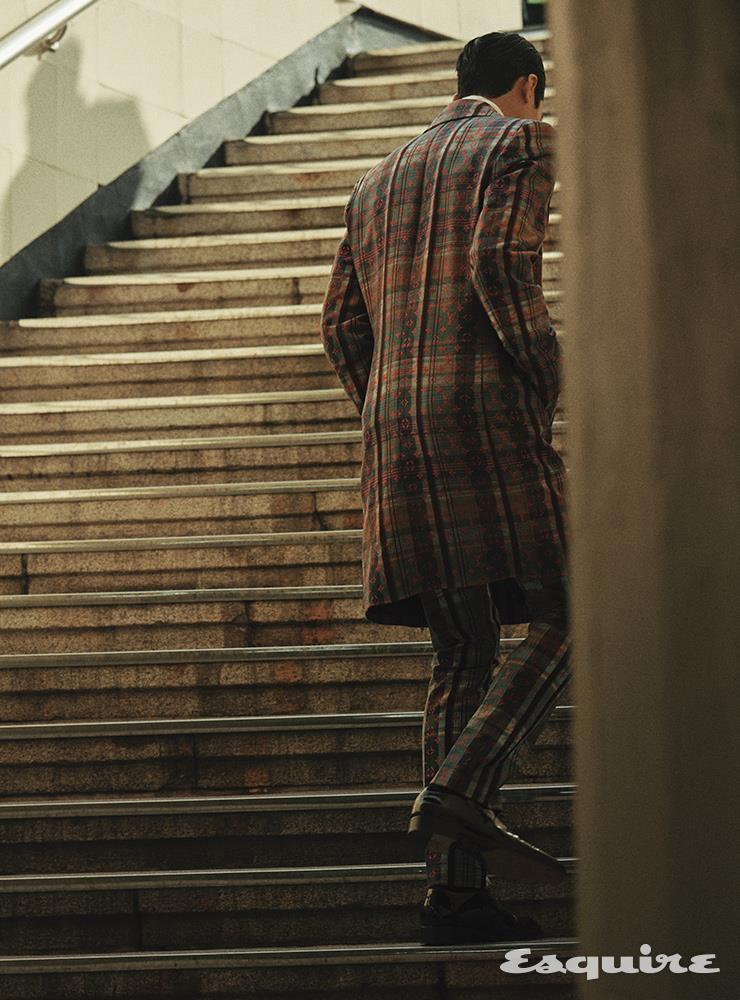 마드라스 체크 카 코트ㆍ팬츠, 셔츠, 페이턴트 슈즈 모두 가격 미정 루이 비통.