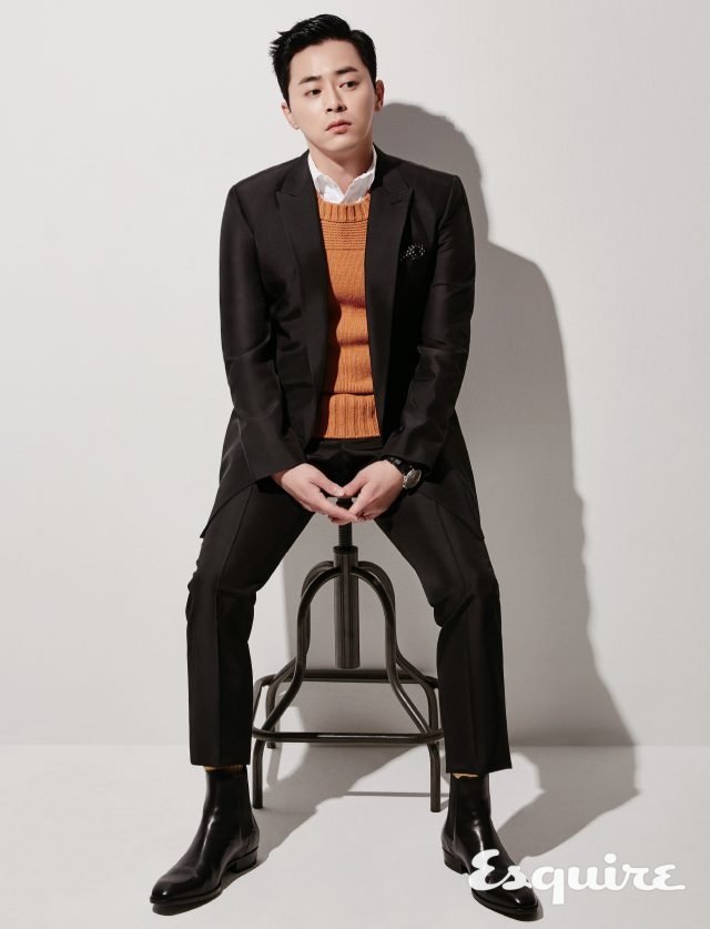 검은색 재킷 179만8000원, 바지 69만8000원 모두 김서룡. 첼시 부츠 130만원 생 로랑. 시계 가격 미정 IWC. 화이트 셔츠, 니트 베스트, 양말 모두 스타일리스트 소장품.