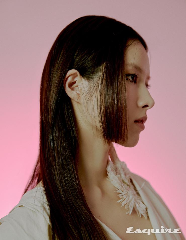  볼륨 소매 블라우스 잉크. 귀걸이 에디터 소장품.림킴'으로 돌아온 슈퍼스타 김예림