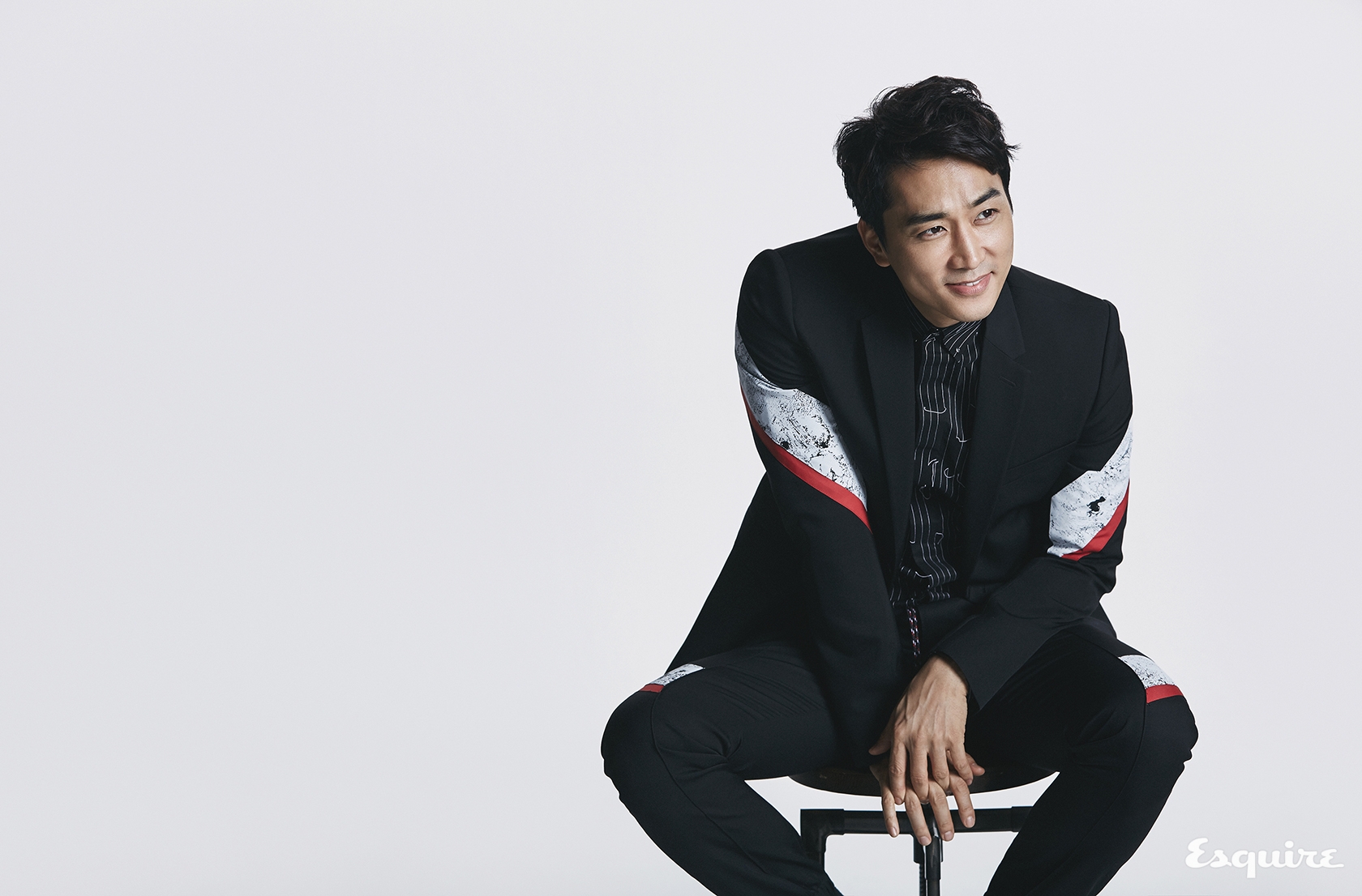 소매에 무늬를 넣은 슈트, 줄무늬 셔츠 모두 가격 미정 디올 옴므.