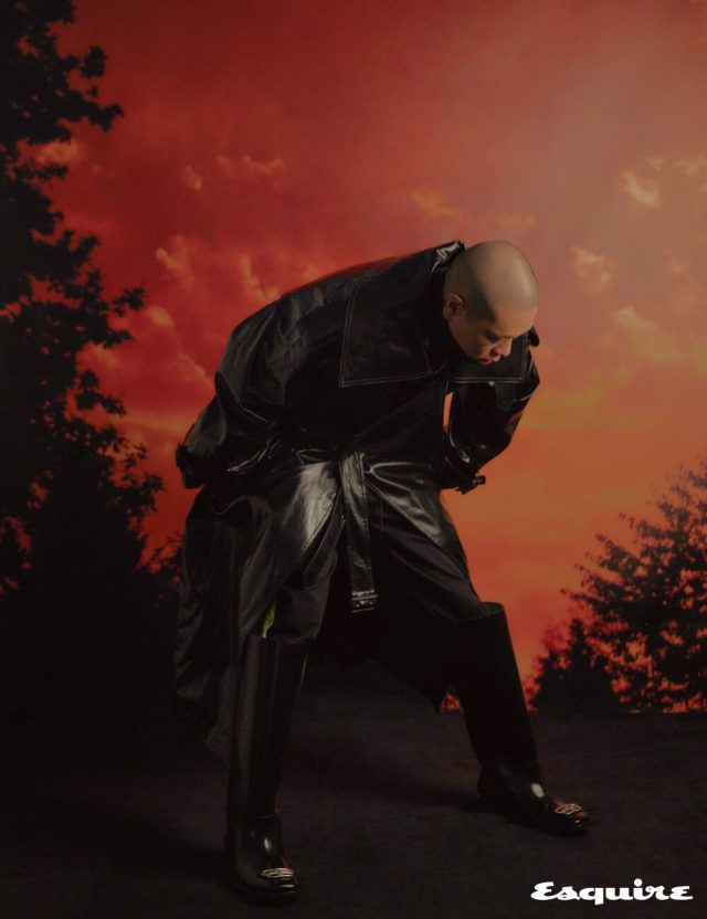 인코그니토 트렌치코트, 트랙 슈트 팬츠, BB 로고 장식의 레인 부츠 모두 발렌시아가.