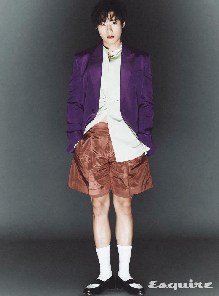 나일론 재킷, 차이니스칼라 셔츠, 나일론 쇼츠, 니트 쇼츠 모두 발렌티노. 삭스, 로퍼 모두 스타일리스트 소장품. 네크리스 발렌티노 가라바니.
