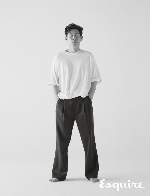 티셔츠, 바지 모두 우영미.