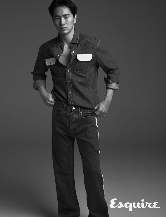 화이트 포켓 디테일 데님 셔츠, 화이트 트리밍 데님 진 모두 캘빈클라인 진.