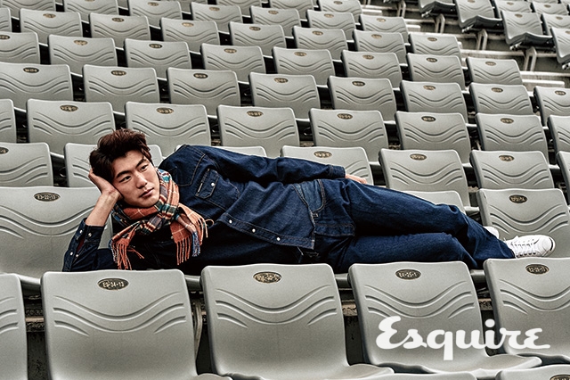 데님 재킷, 데님 바지 모두 캘빈클라인 진. 체크 머플러 드레익스. 스니커즈 컨버스.