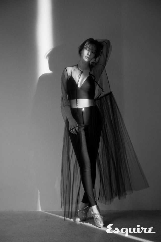 샤 원피스 YCH. 비주 스트랩 힐 지미추. 브라톱, 스키니 바지 모두 스타일리스트 소장품.