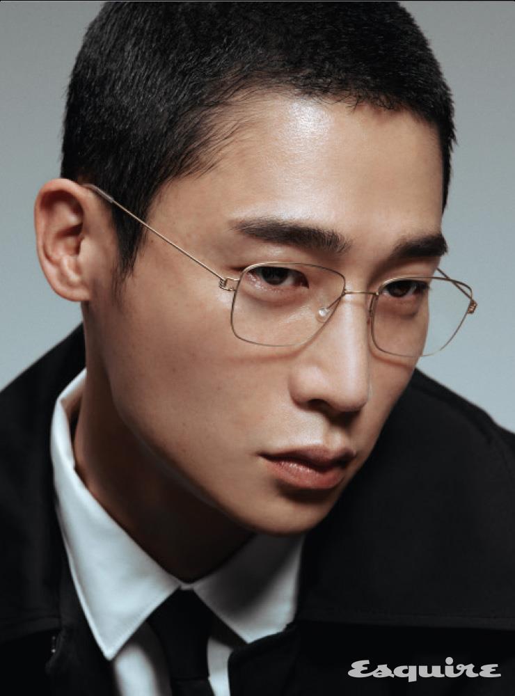 안경 65만원 린드버그(LINDBERG). 코트 59만8000원 렉토.