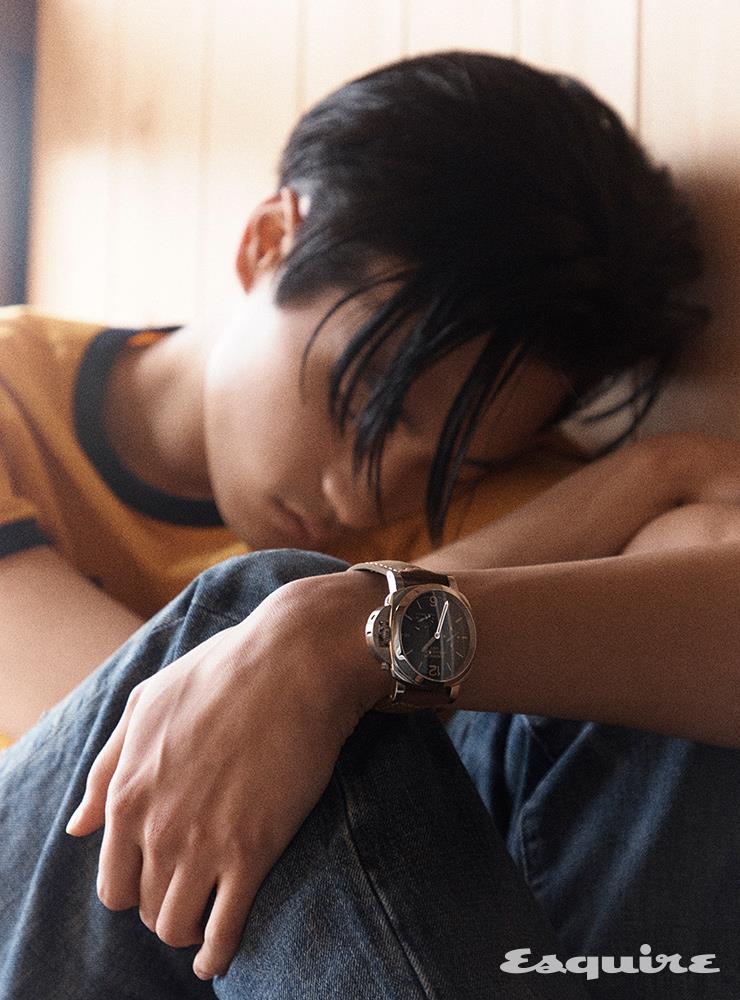티셔츠 11만원대, 데님 팬츠 30만원대 모두 폴로 랄프 로렌. 루미노르 PAM 01537 1000만원대 파네라이.