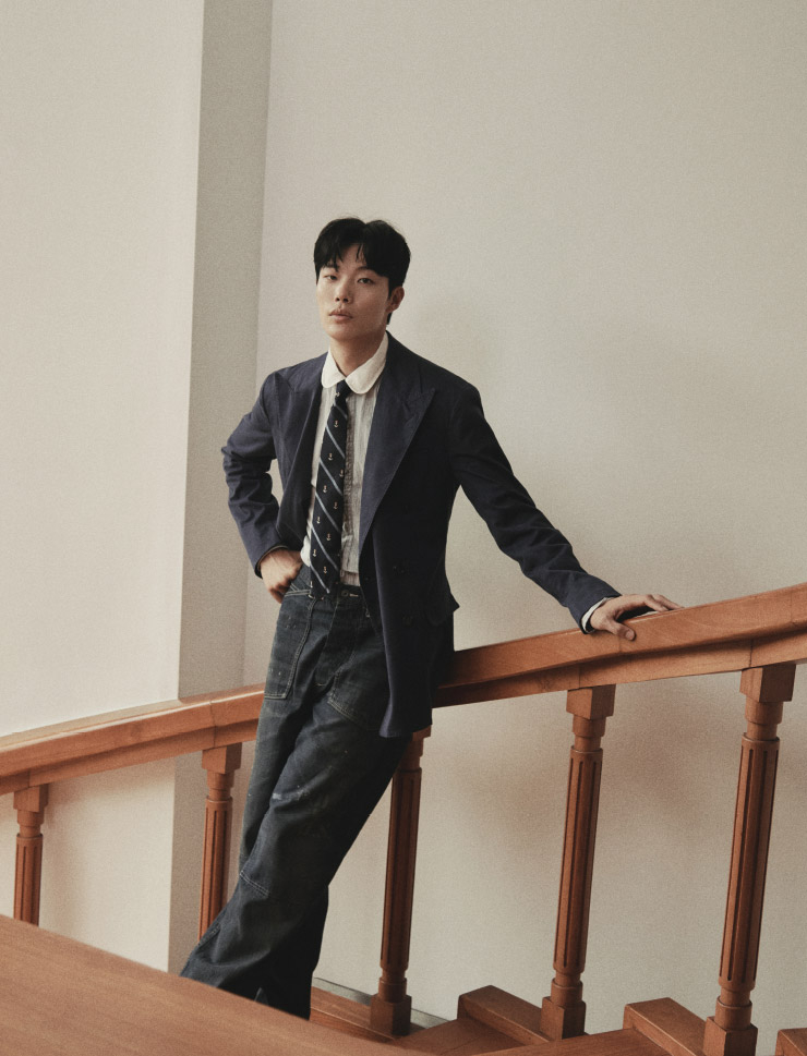 소프트 스트레치 네이비 재킷, 스트라이프 셔츠, 빈티지 실크 타이, 디스트레스드 진 모두 폴로 랄프 로렌. 