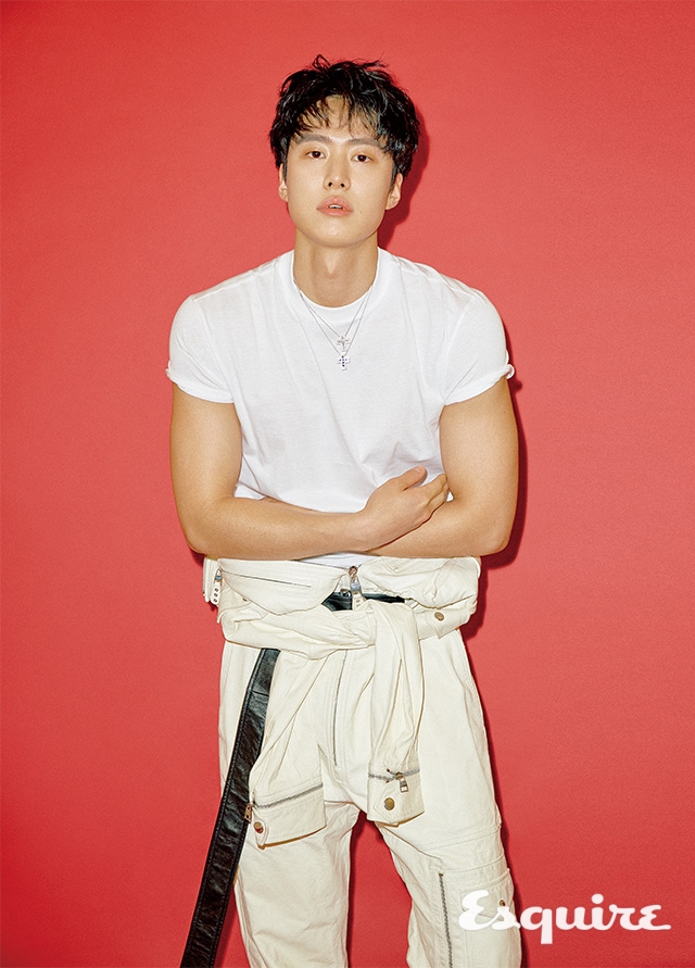 흰 티셔츠 프라다. 가죽 점프슈트 알렉산더 맥퀸. 목걸이 모두 다미아니.