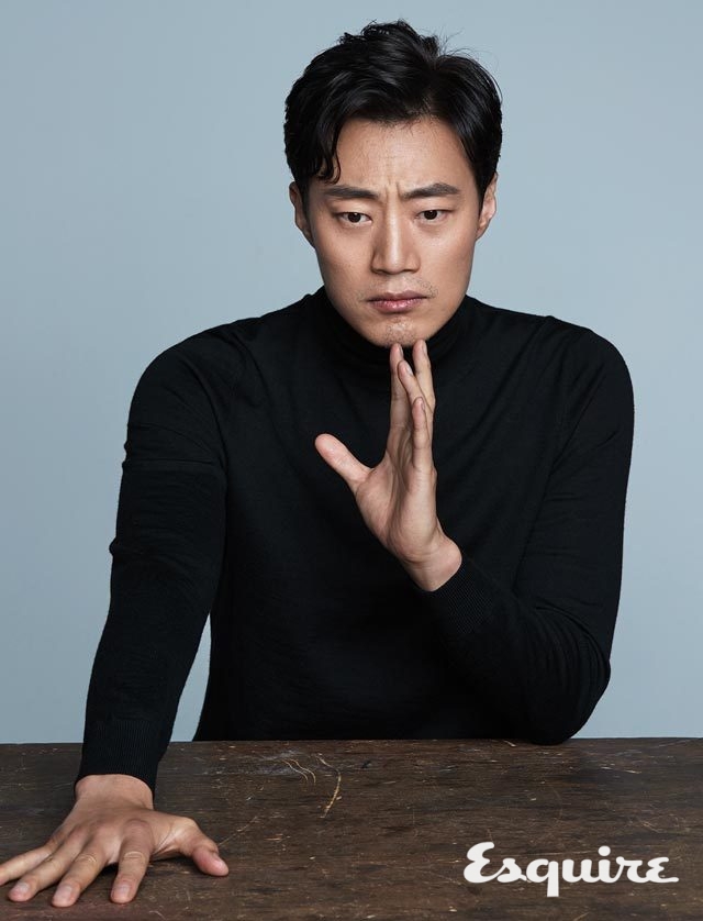 블랙 터틀넥 까날리.