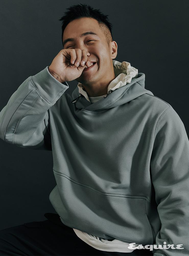 이중 후드 스웨트셔츠, 화이트 티셔츠, 카고 팬츠 모두 타임옴므.