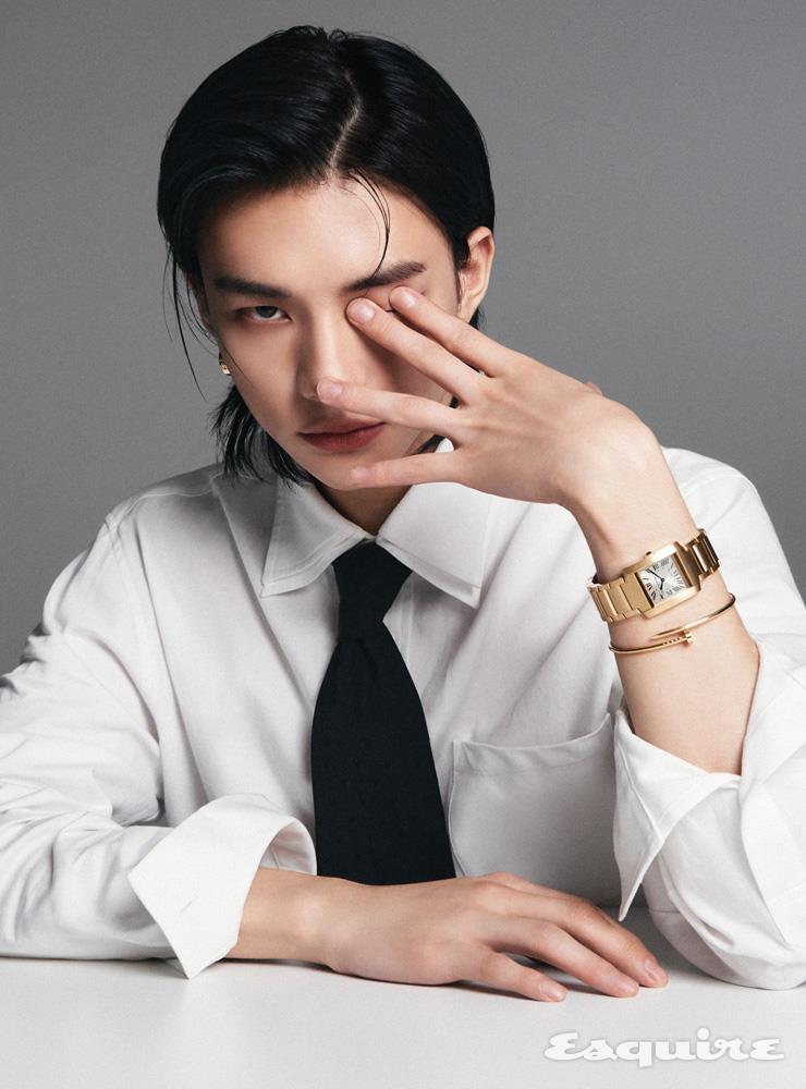 옐로 골드 케이스와 브레이슬릿의 미디엄 모델 탱크 프랑세즈 워치, 옐로 골드 스몰 저스트 앵 끌루 브레이슬릿, 옐로 골드 러브 이어링 모두 까르띠에. 셔츠 르수기아뜰리에. 타이 스타일리스트 소장품.