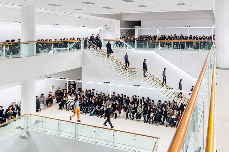 2층 규모의 굉장한 스케일의 런웨이.