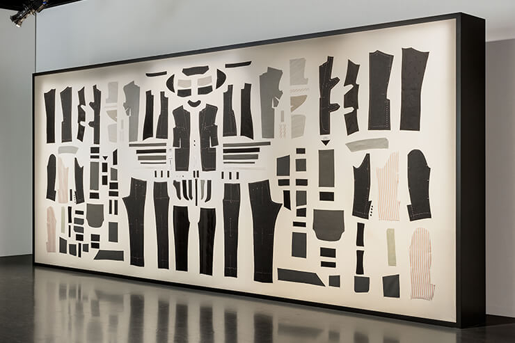 슈트와 셔츠의 해부도를 보는 듯했다. 