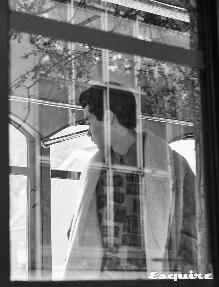 캐멀 컬러 시어링 코트 1060만원, 스웨터 141만원, 체크 셔츠 가격 미정 모두 구찌. 