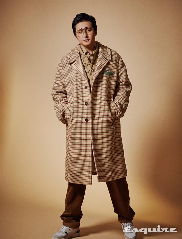 포켓 디테일의 박시 핏 오버사이즈 셔츠, 코듀로이 팬츠 모두 라코스테 라이브. 구스 다운 경량 베스트, 스니커즈 모두 라코스테. 롱 코트 라코스테 패션쇼 컬렉션.