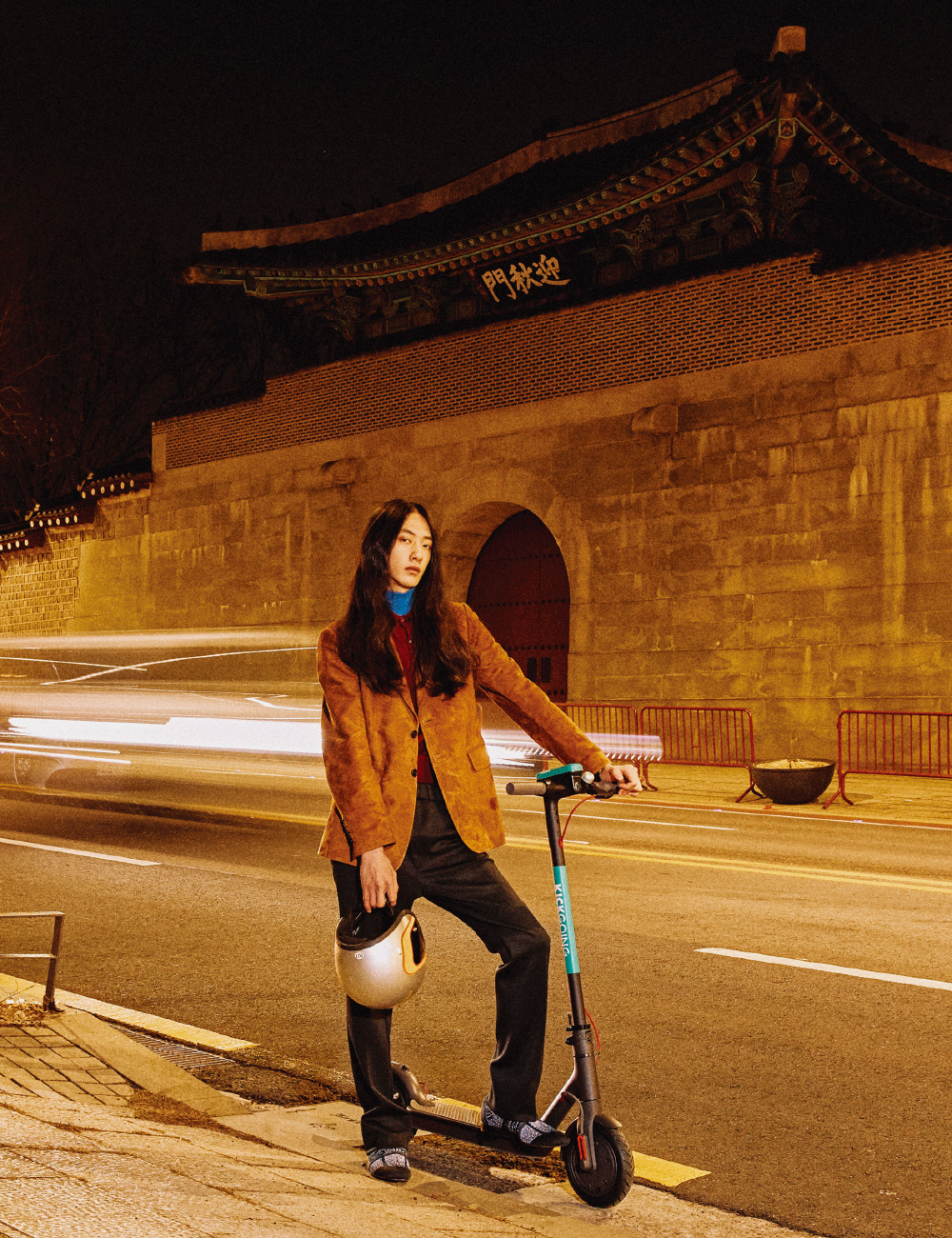 갈색 스웨이드 재킷, 하늘색 터틀넥 니트 톱, 붉은색 폴로셔츠, 검은색 바지, 남색 니트 로퍼 모두 가격 미정 프라다. 은색 헬멧 사진가 소장품.