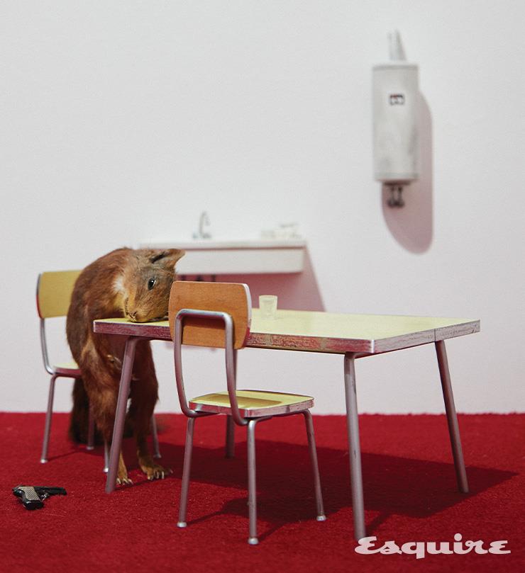 ‘비디비도비디부’, 1996, 박제 다람쥐, 세라믹, 포마이카, 나무, 페인트, 강철. 리움미술관의 무료 기획전 <마우리치오 카텔란:WE>는 7월 16일까지 열린다.‘비디비도비디부’는 3층 전시실 안쪽에 전시되어 있다.