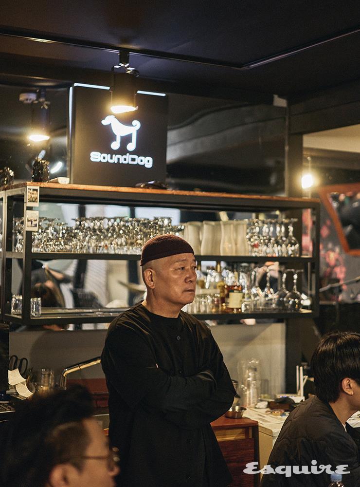 사운드독은 매일 오후 6시부터 밤 12시까지 운영하며, 라이브 공연은 통상 8시에 시작한다. 문자 메시지로 예약할 수 있다. 