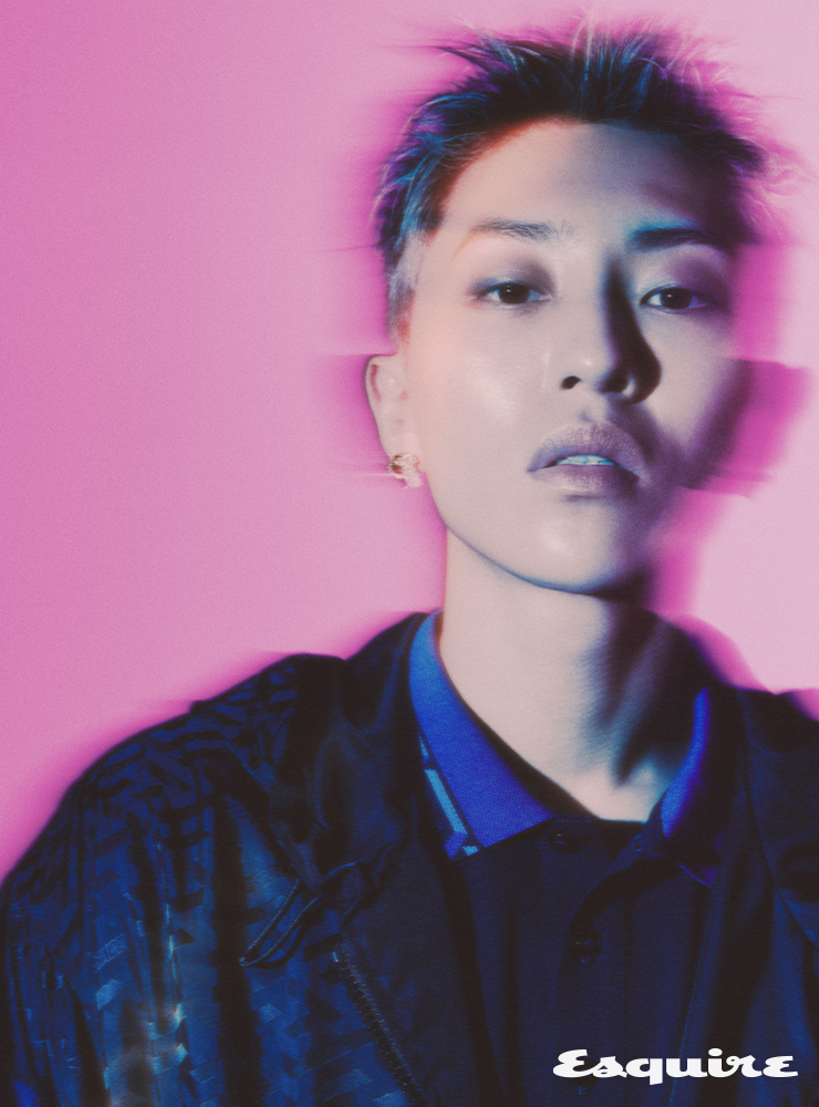 블루 그래픽 프린트 아노락 재킷, 블루 포인트 셔츠 모두 베르사체.