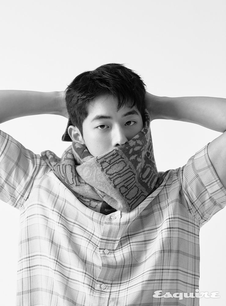 목에 두른 멀티컬러 캐시미어 니트, 오간자 소재 체크 반소매 셔츠 모두 디올 맨.  