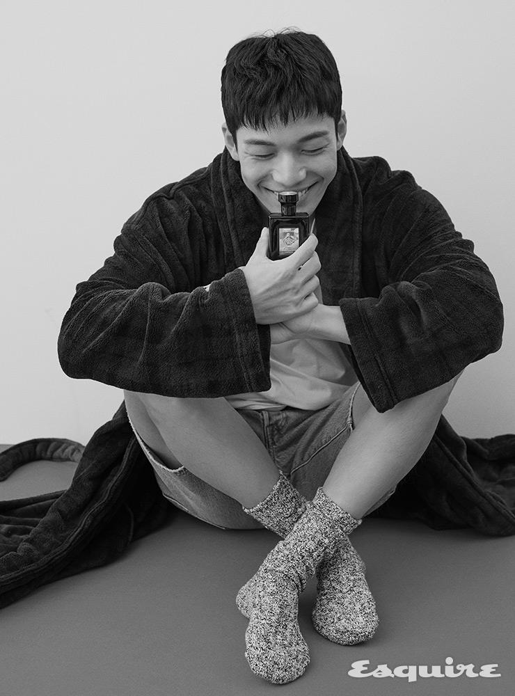 깨끗하고 순수한 향, 안기고 싶은 포근한 코튼 향이 오래 지속되는 ‘코튼허그’ 5만5000원 포맨트. 로브 폴로 랄프 로렌, 데님 팬츠 리바이스.