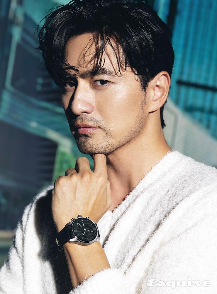 클래식한 디자인과 현대적인 기술을 결합한 스마트워치. 최신 버전의 Wear OS by Google™을 탑재했으며 다양한 퍼스널라이즈 옵션으로 착용자의 취향도 고려했다. 그레이 티타늄 케이스에 블랙 카프스킨 스트랩을 매치한 몽블랑 서밋3 몽블랑. 스웨터 더 레스.