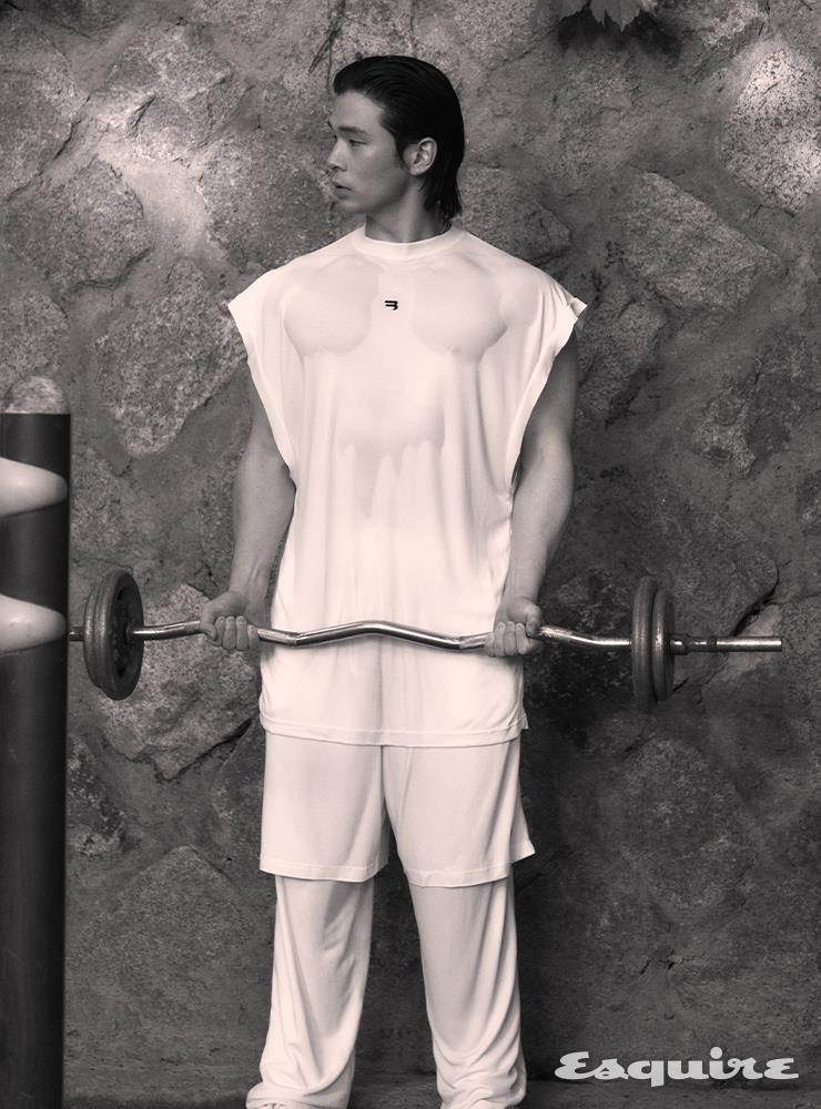 슬리브리스 톱, 조깅 팬츠, 레이어드한 쇼츠 모두 가격 미정 발렌시아가.