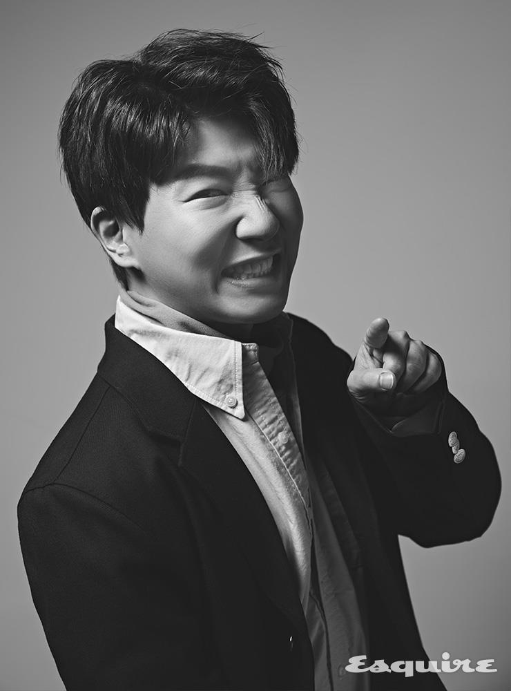 재킷, 셔츠, 팬츠 모두 더 레스큐. 노란색 터틀넥 톱 코스. 모자 에디터 소장품.