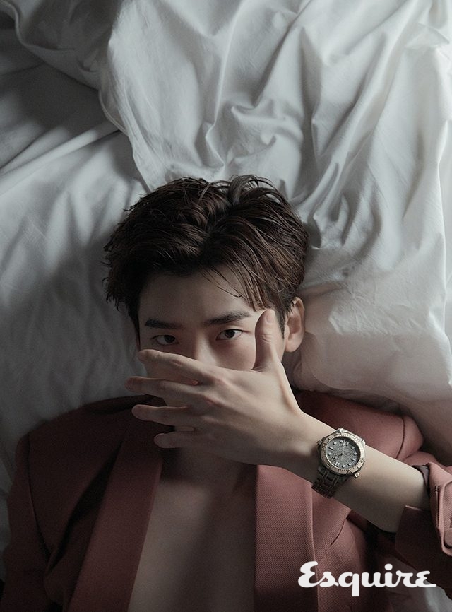 티타늄과 탄탈룸, 세드나 골드 소재를 조합한 오메가 씨마스터 다이버 300M 리미티드 에디션. 재킷 김서룡.