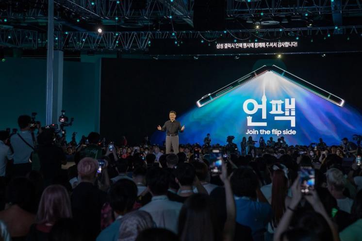 삼성전자 MX사업부장 노태문 사장이 삼성 갤럭시 언팩 2023에서 신제품을 발표하고 있다.