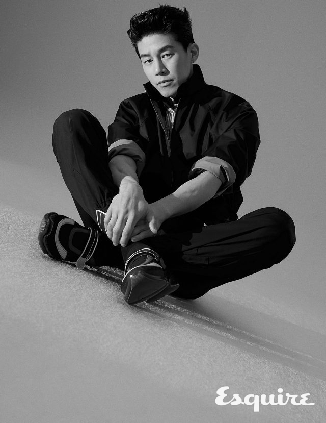 블루종, 바지, 셔츠, 신발 모두 프라다.