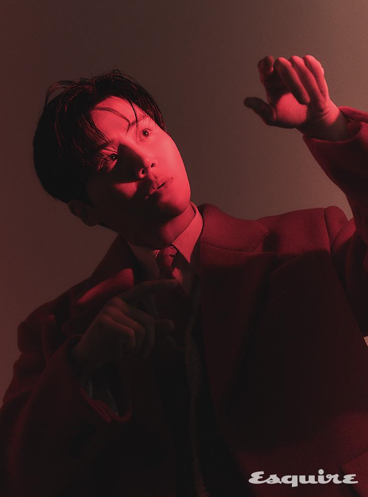 재킷, 베스트, 셔츠, 타이 모두 가격 미정 프라다.