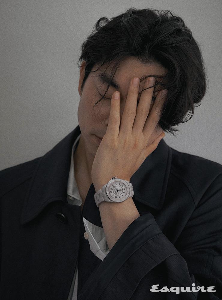 화이트 세라믹 케이스와 브레이슬릿, 화이트 래커 다이얼의 J12 워치 칼리버 12.1 38mm Chanel Watches. 트렌치코트 더 로우 by 무이. 셔츠 아크네 스튜디오 by 10 꼬르소 꼬모.