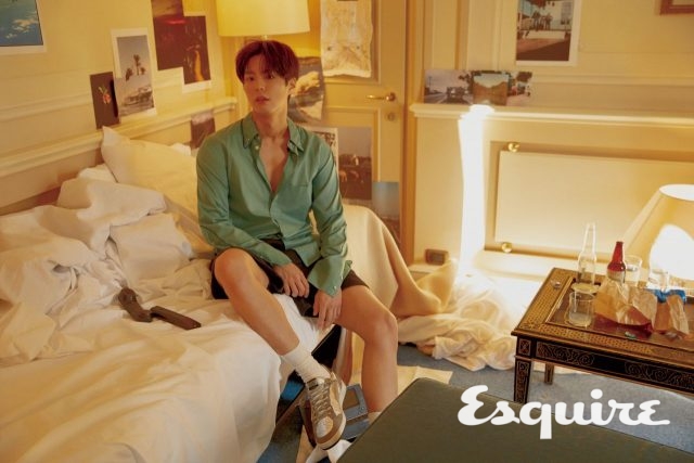 웨스턴 셔츠, 쇼츠, 볼스타 스니커즈 모두 골든구스 디럭스브랜드.