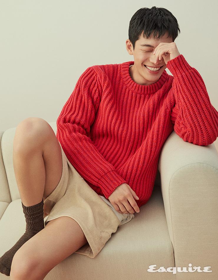 베르가모트, 머스크, 우디의 조화로운 배합으로 댄디하고 섹시한 향이 부담스럽지 않고 은은하게 지속되는 ‘코튼키스’ 5만5000원 포맨트. 니트 톱 산드로 옴므. 팬츠 프라이데이 나이트 골프 클럽.