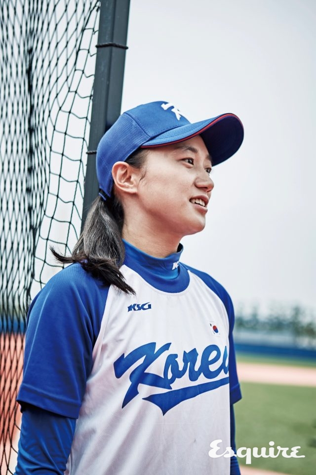 4 신정은 / 외야수, 1992년생“제 뒤로는 아무도 없어서 제가 다 책임져야 해요. 야구는7년을 했는데도 모르는 게 많고, 알수록 더 어려워져요. 제 장점요? 배짱이 있어서 큰 대회에 나가도 별로 쫄지 않아요.”