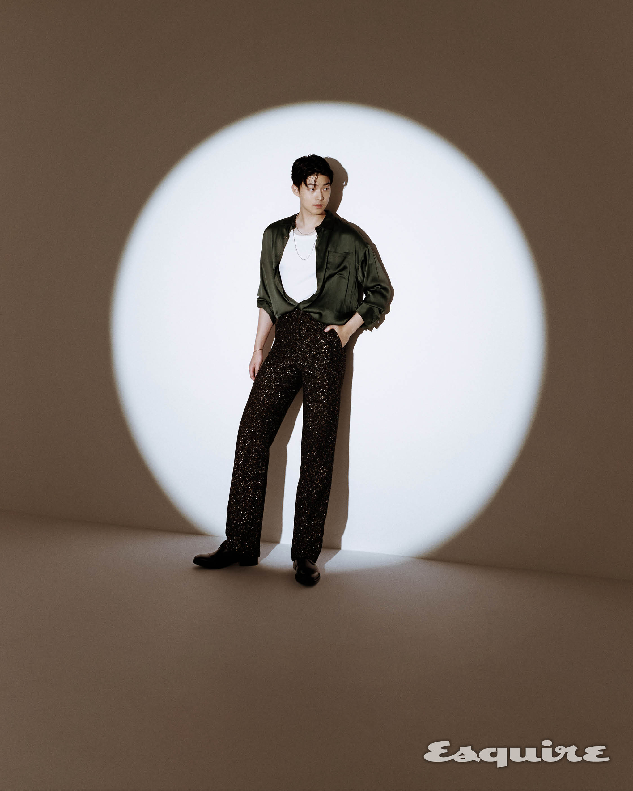 셔츠 윌리엄 케이 박, 화이트 이너 스타일리스트 개인소장, 목걸이 키픔, 팔찌 아티카, 팬츠 오디너리 피플, 구두 손신발